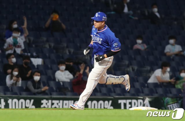 26일 오후 경남 창원시 창원NC파크에서 열린 ‘2021 프로야구 신한은행 SOL KBO리그’ NC 다이노스와 삼성 라이온즈 경기에서 3회초 무사 주자 없는 상황 삼성 오재일이 홈런을 치고 베이스를 돌고 있다. 2021.5.26/뉴스1 © News1