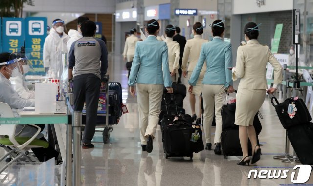 승무원들이 인천국제공항 제2여객터미널 입국장을 나서고 있다. 2021.3.11/뉴스1 ⓒ News1