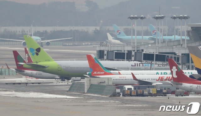 인천국제공항 전망대에서 바라본 계류장에 저가항공 여객기들이 보이고 있다 2021.1.10/뉴스1 ⓒ News1