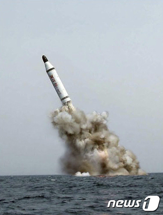 북한이 지난 2015년 5월9일 함경남도 신포 인근 해상에서 잠수함발사탄도미사일(SLBM) ‘북극성-1형’을 시험발사했다. (뉴스1 DB) 2017.2.12/뉴스1