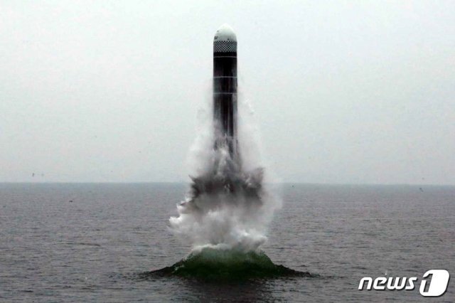북한이 지난 2019년 10월2일 강원도 원산 인근 해상에서 잠수함발사탄도미사일(SLBM) ‘북극성-3형’을 시험발사했다. (뉴스1 DB)