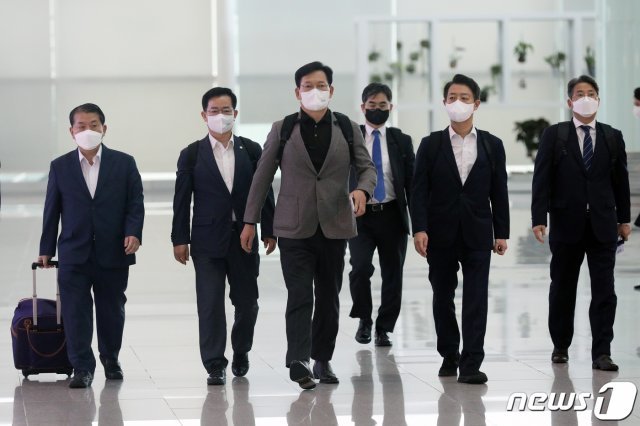 송영길 더불어민주당 대표가 19일 오전 인천국제공항을 통해 미국으로 출국하고 있다. 2021.9.19/뉴스1 © News1