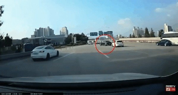 고속도로 요금소를 통과하던 중 대각선으로 진입을 시도하는 K5와 부딪힌 테슬라가 전복하는 사고가 발생했다. (유튜브 ‘한문철Tv’ 영상 갈무리) © 뉴스1