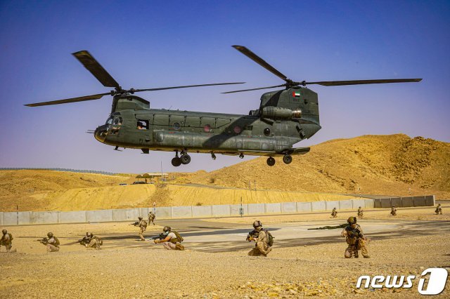 아랍에미리트(UAE)에 파병된 아크부대 특수전팀이 한·UAE 연합훈련에서 연합특수공중기동 습격작전을 수행하고 있다. (합참 제공) © 뉴스1