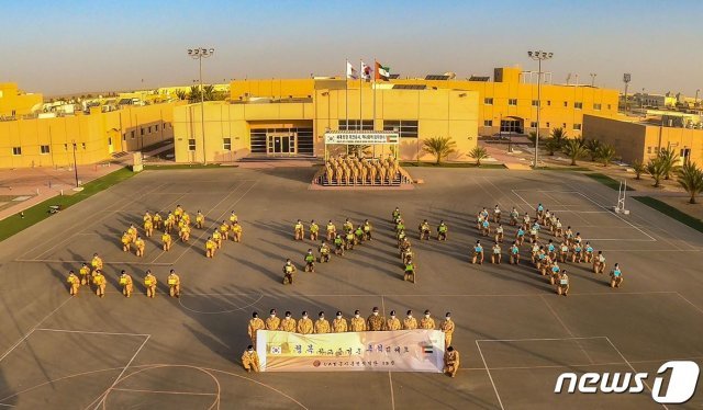 아랍에미리트(UAE)에 파병된 아크부대 장병들이 부대 연병장에 ‘한가위’란 글자 모양을 만들어 국민들에 추석 인사를 전하고 있다. (합참 제공) © 뉴스1