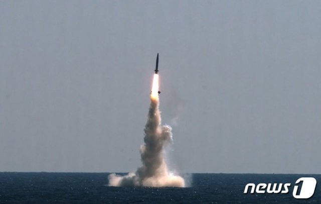 우리나라가 자체 개발한 잠수함발사탄도미사일(SLBM)의 잠수함 발사시험이 15일 국내 최초로 성공했다. 사진은 15일 도산안창호함에 탑재돼 수중에서 발사되는 SLBM 발사 모습. (국방부 제공) 2021.9.15/뉴스1 © News1
