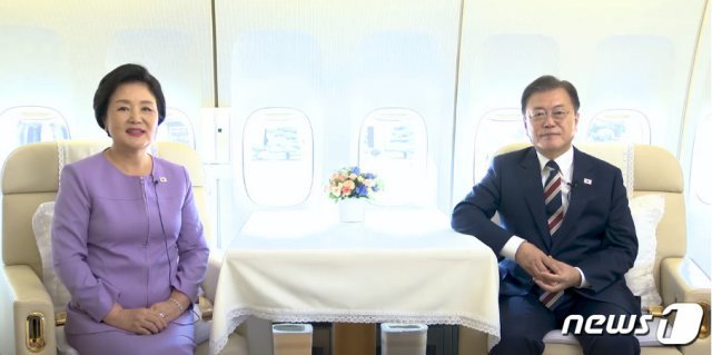 문재인 대통령(오른쪽)과 부인 김정숙 여사가 20일 추석을 맞아 영상을 통해 국민들을 향해 인사를 전하고 있다. (청와대 페이스북 영상 갈무리) © 뉴스1