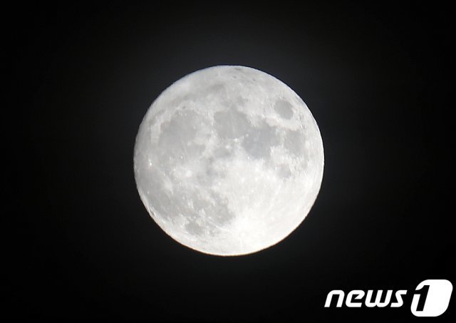 추석 하루 전인 20일 오후 서울시내에 보름달이 떠있다. 2021.9.20/뉴스1 © News1