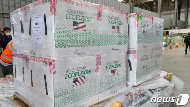 미국 정부가 제공하는 얀센 코로나19 백신 40만회분이 지난 8월15일 오후 인천국제공항 화물터미널을 통해 들어오고 있다. (주한미국대사관 제공) 2021.8.15/뉴스1
