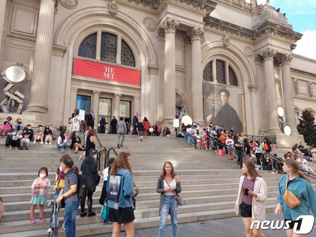 BTS가 지난 20일(현지시간) 방문한 뉴욕 메트로폴리탄 미술관 앞에 팬들이 기다리고 있는 모습.© 뉴스1