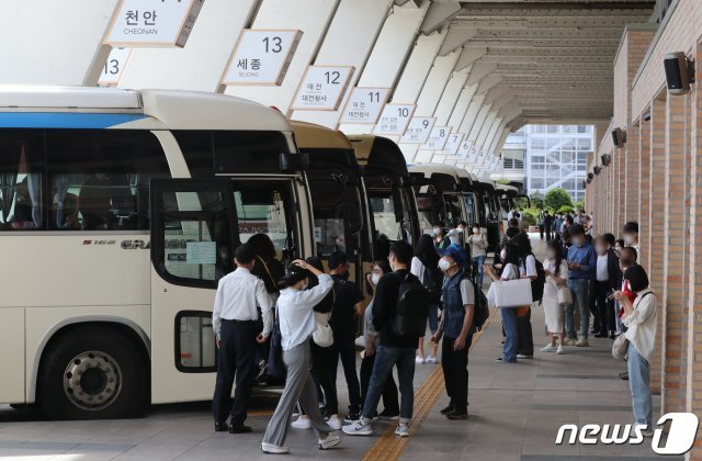 추석 전날인 20일 오전 강남구 서울고속버스터미널에서 귀성길 시민들이 버스에 오르고 있다. 2021.9.20/뉴스1 © News1