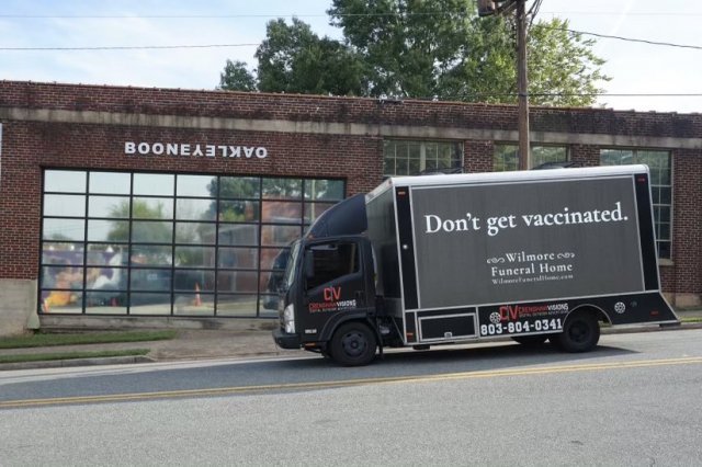 ‘백신을 접종하지 말라’는 문구가 담긴 트럭. 트위터 갈무리