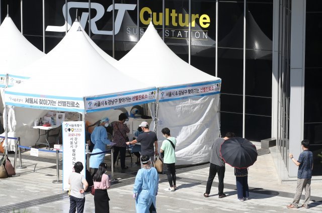 추석연휴 마지막날인 22일 서울 강남구 SRT수서역 신종 코로나바이러스 감염증(코로나19) 임시선별검사소에서 귀경객들이 검사를 기다리고 있다. 뉴스1