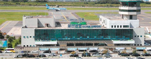 울산시가 울산공항 존폐를 공론화하기 위해 전문기관에 용역을 의뢰하기로 했다. 현재 울산공항은 연간 60만∼70만 명이 이용하고 있다. 울산시 제공