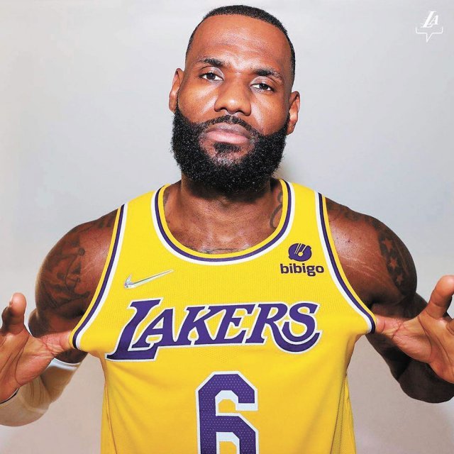 미국프로농구(NBA) LA 레이커스의 슈퍼스타 르브론 제임스가 CJ제일제당의 ‘비비고’ 로고가 새겨진 유니폼을 입고 있다.
 레이커스 선수들은 다음 달 4일 스테이플스센터에서 열리는 브루클린과의 프리시즌 경기부터 이 유니폼을 입는다. 사진 출처 LA 
레이커스 인스타그램