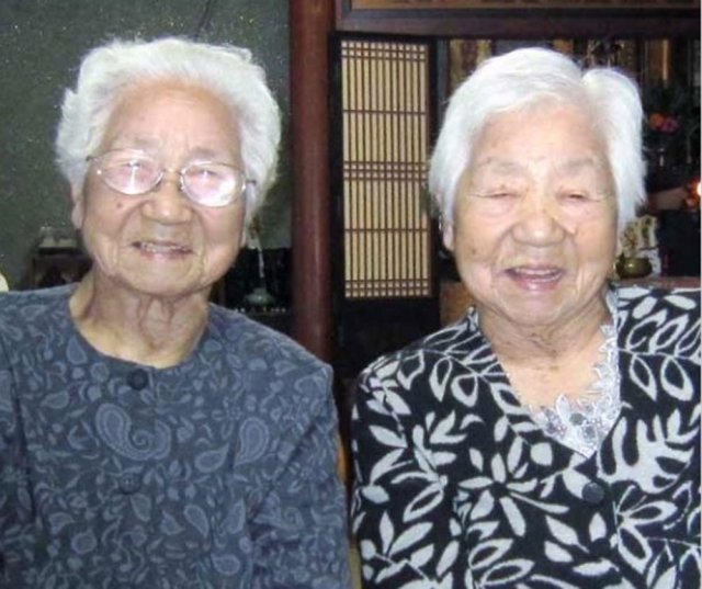 올해 108세로 역대 및 생존 최고령 여성 일란성 쌍둥이 기록을 세운 일본 스미야마 우메노(왼쪽)와 고다마 고우메 자매. 사진 출처 기네스월드레코드