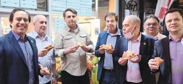 유엔 본부가 있는 미국 뉴욕 맨해튼 길거리에서 서서 피자를 먹고 있는 자이르 보우소나루 브라질 대통령(왼쪽에서 세 번째). 사진 출처 지우송 마샤두 브라질 관광장관 인스타그램
