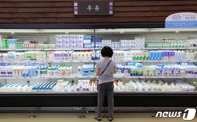 20일 서울시내 한 대형마트에서 시민이 우유을 구매하고 있다. © News1