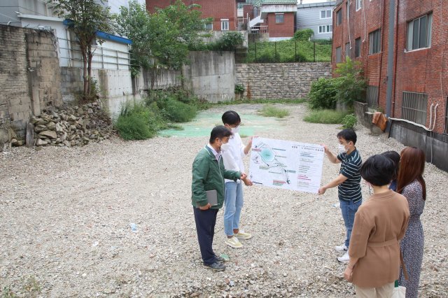 23일 대구 달서구 송현1동 복합센터 건립 예정지에서 직원들이 주민들에게 도시 재생 계획을 설명하고 있다. 대구 달서구 제공