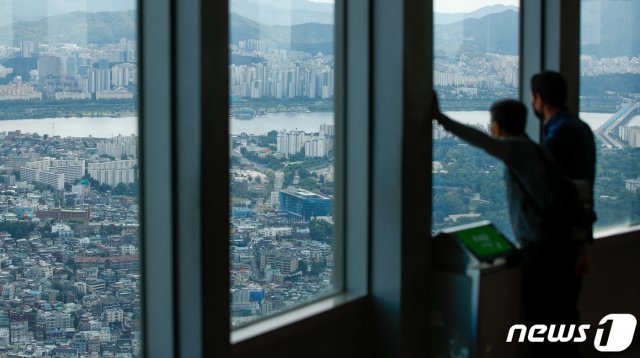 22일 서울 용산구 남산N서울타워에서 바라본 도심 아파트단지. /뉴스1 © News1