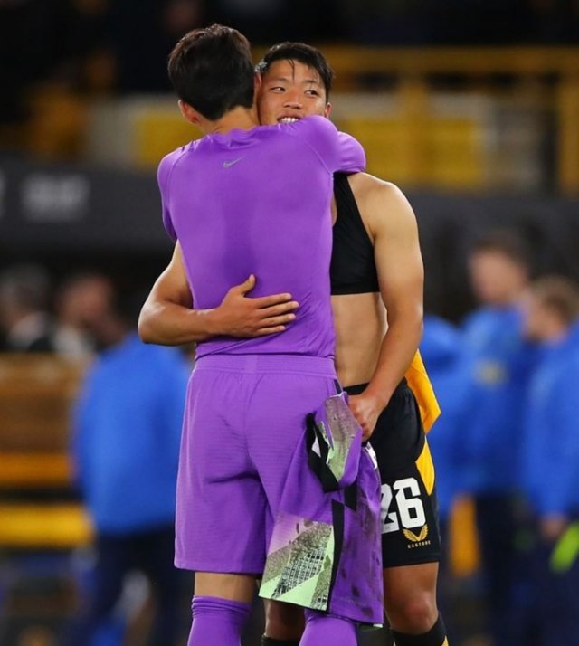 훈훈한 유니폼 교환 유니폼을 교환한 뒤 서로 포옹하고 있는 손흥민(사진 앞)과 황희찬. 토트넘은 트위터에 이 사진을 올리며 ‘코리안 러브(Korean love)’라고 적었다. 사진 출처 토트넘 트위터