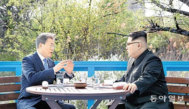 문재인 대통령이 2018년 4월 27일 남북 정상회담 당시 북한 김정은 국무위원장과 판문점 도보다리에 앉아 이야기를 나누고 있다. 동아일보DB
