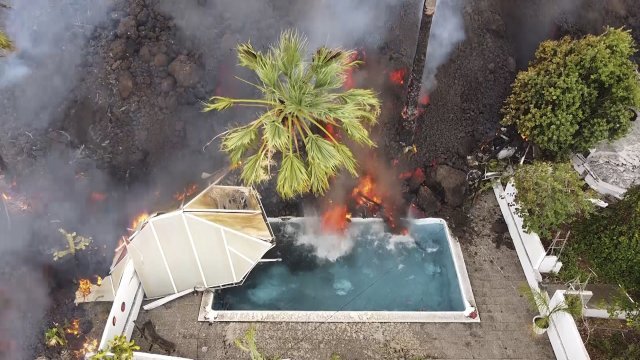 20일 뜨거운 용암이 수영장을 덮치고 있다. AP=뉴시스