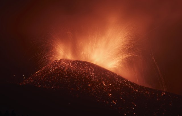 23일 뜨거운 용암기둥을 분출하며 폭발하고 있는 화산. AP=뉴시스