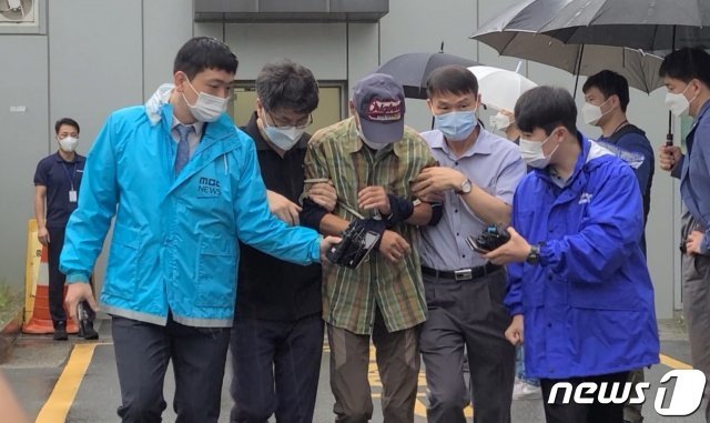 “전자발찌 찼는데 죽일까“라며 여성을 협박한 50대가 9월7일 오전 서울 중랑경찰서에서 검찰로 송치되고 있다. © 뉴스1