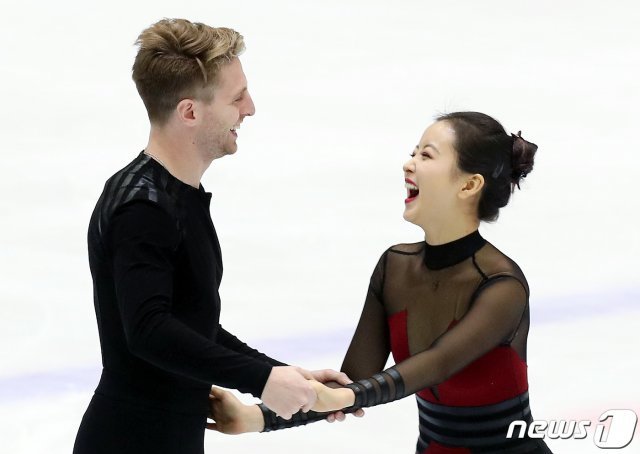 한국 피겨스케이팅 아이스댄스 대표 민유라(왼쪽)-대니얼 이튼. /뉴스1 © News1