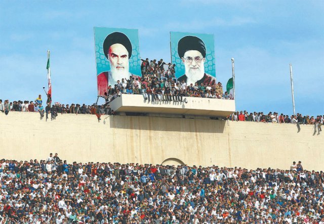 ‘원정팀의 무덤’ 이란 테헤란 아자디스타디움에서 2017년 3월 28일 열린 이란과 중국의 2018 러시아 월드컵 아시아 최종예선(이란 1-0 승)에 몰려든 관중. 이란 혁명 지도자 아야톨라 호메이니 등 국가지도자들의 대형 초상화가 걸려 있는 아자디스타디움은 최대 10만 명까지 수용할 수 있다. 테헤란=AP 뉴시스
