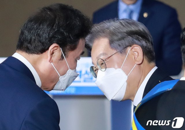 12일 오후 강원 원주시 오크밸리리조트 컨벤션홀에서 열린 더불어민주당 제20대 대통령선거 후보자 선출을 위한 강원 합동연설회(1차 슈퍼위크)에서 이재명, 이낙연 후보가 정견발표를 마친 뒤 인사하고 있다. 2021.9.12/뉴스1 © News1