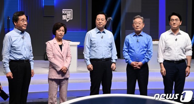 더불어민주당 이낙연(왼쪽부터), 추미애, 김두관, 이재명, 박용진 대선 경선 후보가 14일 오후 서울 마포구 상암동 MBC 사옥에서 열린 대선후보 100분 토론에 출연해 포즈를 취하고 있다. 2021.9.14/뉴스1 © News1 국회사진취재단