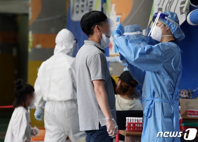 경기 부천시 종합운동장 임시선별검사소에서 시민들이 신종 코로나바이러스 감염증(코로나19) 검체 검사를 받고 있다./뉴스1 © News1
