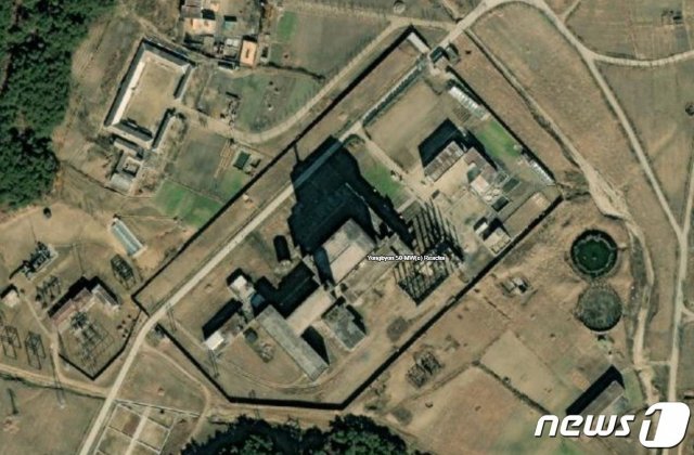 북한 평안북도 영변 핵시설 내 50메가와트(㎿)급 원자로 건물 위성사진 (38노스 디지털 아틀라스 캡처) © 뉴스1