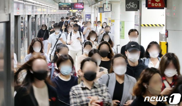 서울 종로구 광화문역에서 시민들이 출근을 하기 위해 발걸음을 옮기고 있다./뉴스1 © News1