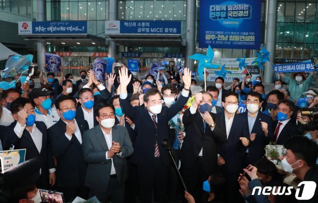 25일 광주 서구 김대중컨벤션센터에서 열린 더불어민주당 대선 후보 선출을 위한 광주·전남 합동연설회에서 이 지역 경선에서 승리를 거둔 이낙연 후보가 지지자들에게 인사하고 있다. 2021.9.25/뉴스1