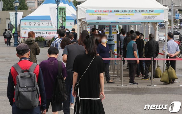 25일 오전 서울 서울역광장에 마련된 중구 선별검사소에서 시민들이 코로나19 검사를 받기위해 줄을 서서 기다리고 있다. 이날 코로나19 신규 확진자는 3273명을 기록해 역대 최다를 기록했다./뉴스1 © News1