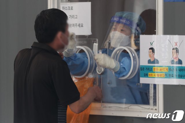 서울 서울역광장에 마련된 중구 선별검사소에서 한 시민이 코로나19 검체 검사를 받고 있다. 이날 코로나19 신규 확진자는 3273명을 기록해 역대 최다를 기록했다./뉴스1 © News1