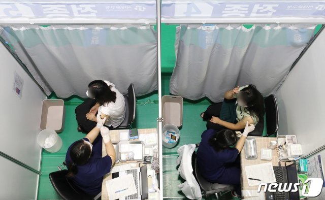 서울 서대문구 북아현문화체육센터에 마련된 신종 코로나바이러스 감염증(코로나19) 백신 예방 접종센터에서 접종이 진행되고 있다./뉴스1 © News1