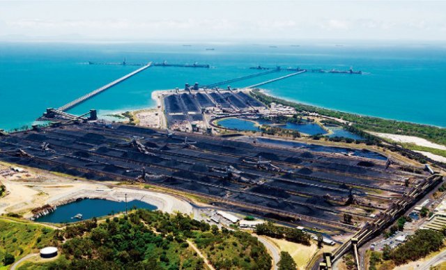 외국으로 수출될 호주산 석탄이 항구를 가득 메우고 있는 모습. [smh]