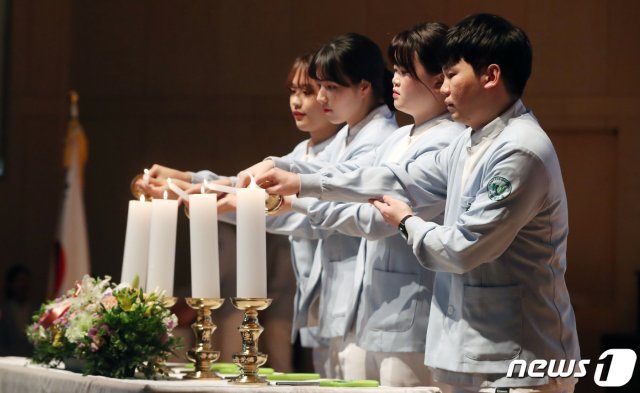 간호대학 졸업식 및 나이팅게일 선서식’에서 촛불 점등을 들고 있는 학생들. /뉴스1 © News1
