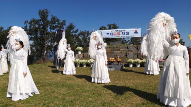 24일 오전 충남 부여군 충화면 천등산 정상에서 혼불채화 및 고천제가 봉행됐다. 혼불은 삼산제가 봉행되는 부여읍 금성산 봉화대로 옮겨져 축제 기간 불을 밝힌다. 부여군 제공