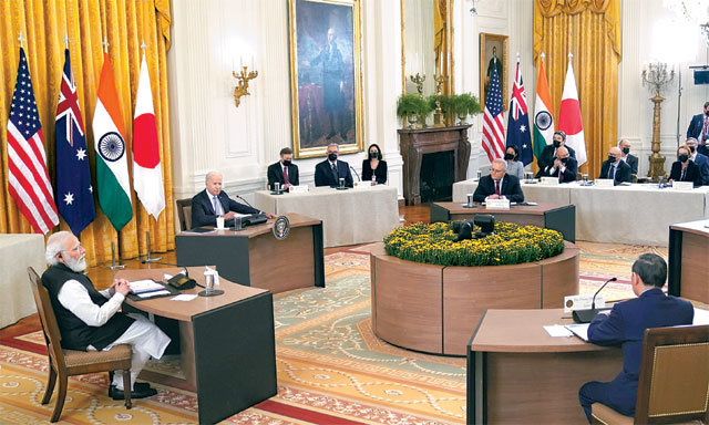 조 바이든 미국 대통령(왼쪽에서 두 번째)이 24일(현지 시간) 미국 워싱턴 백악관 이스트룸에서 열린 쿼드(Quad·미국 일본 호주 인도 등 4개국 협력체) 첫 대면 정상회담에서 나렌드라 모디 인도 총리, 스가 요시히데 일본 총리, 스콧 모리슨 호주 총리(왼쪽부터 시계 반대 방향으로)와 안보 현안을 논의하고 있다. 워싱턴=AP 뉴시스