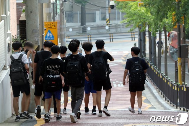 서울 시내 한 중학교에서 학생들이 하교하는 모습. /뉴스1 © News1