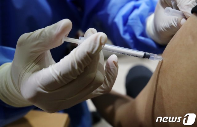 지난달 20일 서울 종로구 코로나19 예방접종센터에서 의료진이 시민에게 백신을 접종하고 있다.  2021.8.21/뉴스1 © News1