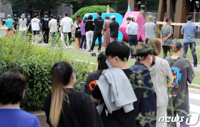 신종 코로나바이러스 감염증(코로나19) 신규 확진자가 2383명 발생한 27일 오전 서울 송파구보건소에서 시민들이 코로나19 검사를 위해 대기하고 있다./뉴스1 © News1