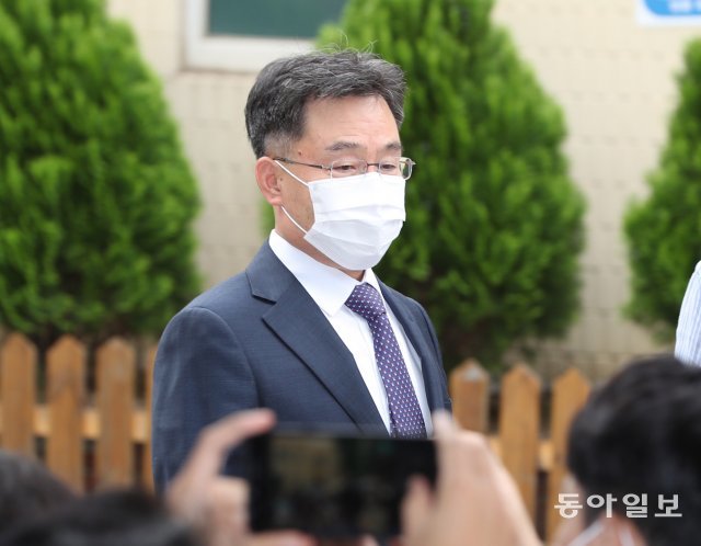 27일 서울 용산경찰서에 화천대유자산관리 대주주인 김만배씨가 참고인 조사를 받기위해 출석하고 있다.
