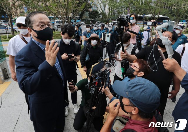 관할 구청에서 시설 폐쇄 결정이 내려진 서울 성북구 사랑제일교회가 광화문 광장에서 대변 예배를 강행한 22일 정영호 국민혁명당 정책위의장이 서울 광화문 일대에서 기자회견을 열고 있다. 2021.8.22/뉴스1 © News1