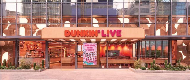 ‘생동감 있고, 살아있는 도넛의 맛’이라는 콘셉트로 매장의 ‘라이브 키친’에서 직접 만든 ‘수제 고메 도넛’을 선보이는 던킨 라이브.